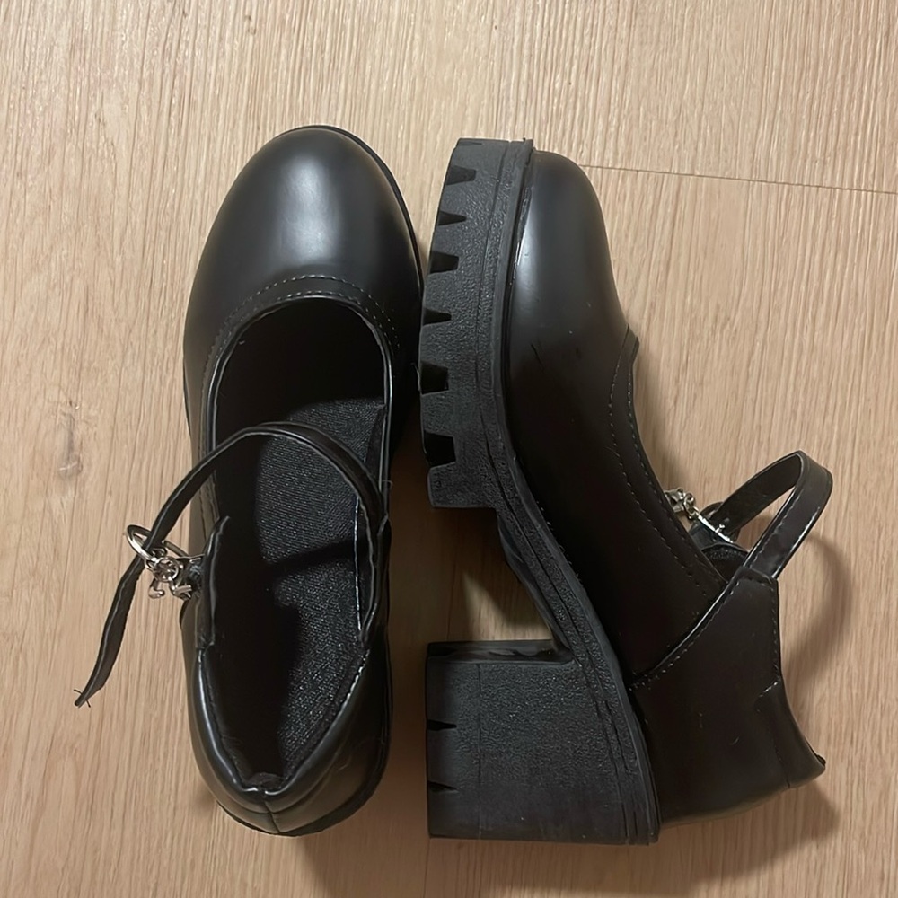 New Chunk Heels Size 6